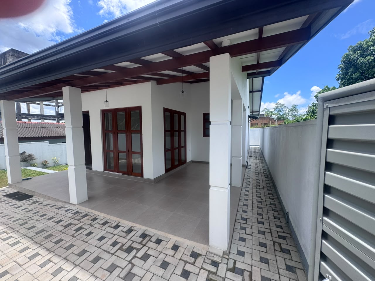 පානදුර - හොරණ පාරට මීටර් 800ක් දුරින් පිහිටි, මෙතෙක් කිසිවකු පදිංචි නොවූ අලුත්ම අගනා නිවසක විස්තර පහත පරිදි වේ: