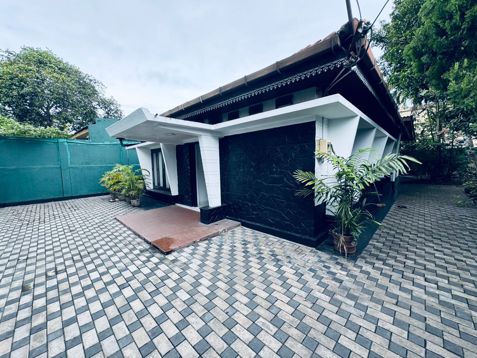 ✨🏡මොරටුව කටුබැද්දෙන් ගාලු පාරට මීටර් 300යි: පර්චස් 14ක අගනා නේවාසික දේපළක් වහාම විකිණීමට.✨🏡